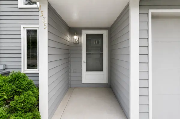1585 Millpond CT, Chaska, MN 55318