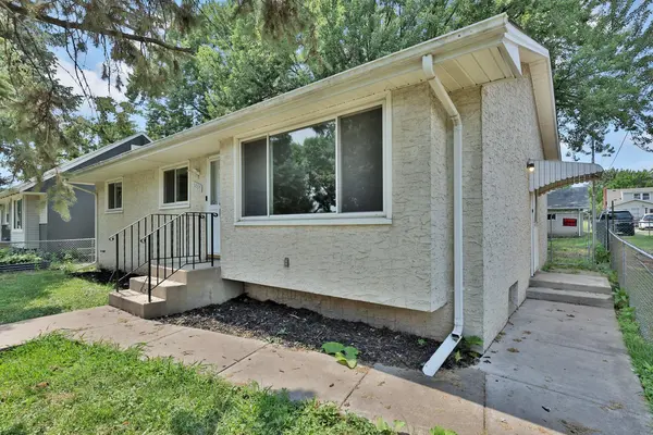 1017 Livingston AVE, West Saint Paul, MN 55118