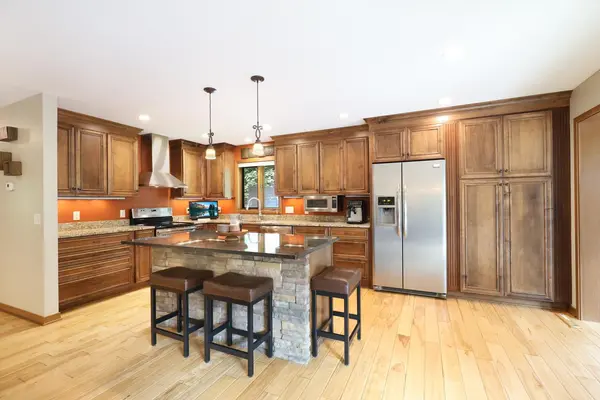 10234 Nottingham TRL, Eden Prairie, MN 55347