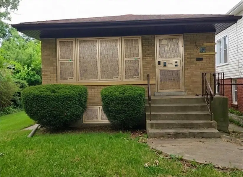 9022 S University AVE, Chicago, IL 60619
