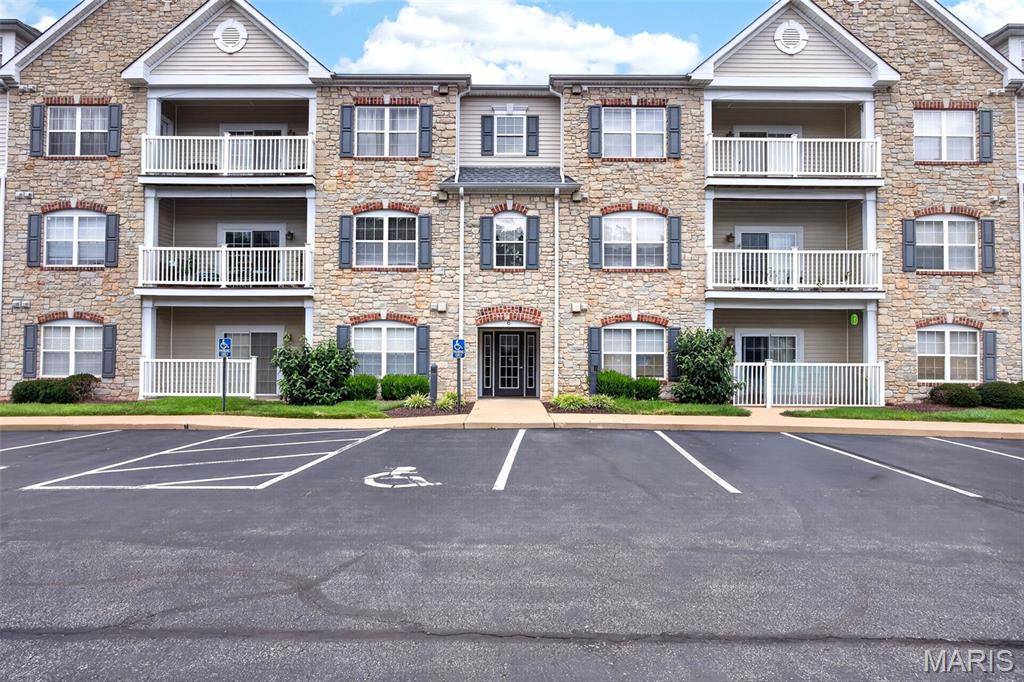 6 Monarch Trace CT #304, Chesterfield, MO 63017