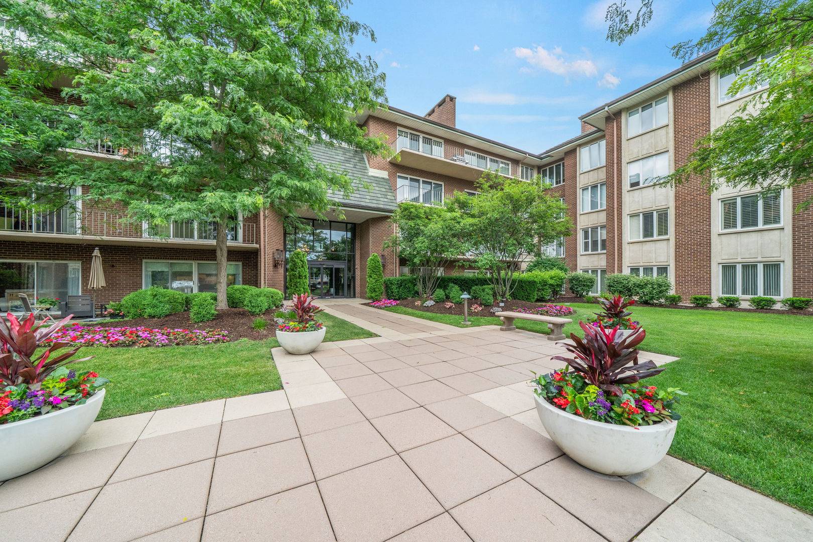 5 Oak Brook Club DR #P1N, Oak Brook, IL 60523