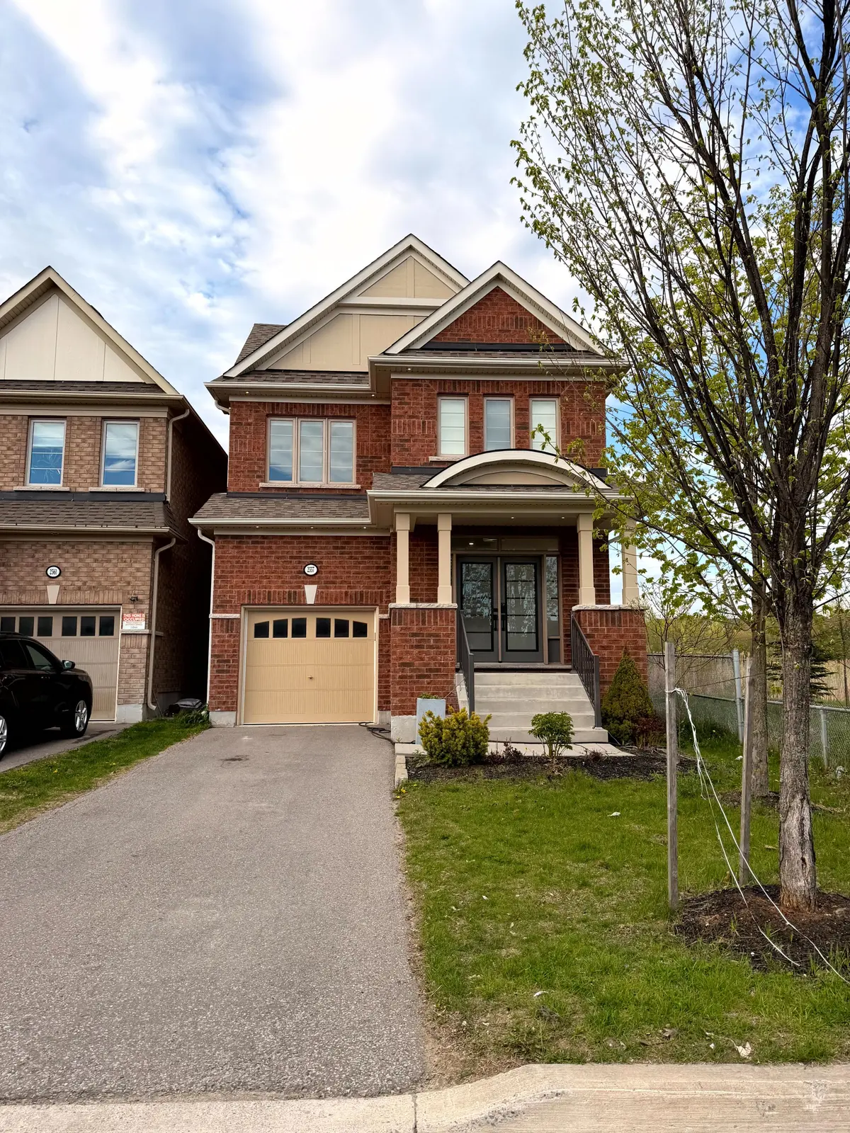 2557 Bandsman CRES, Oshawa, ON L1L 0M2