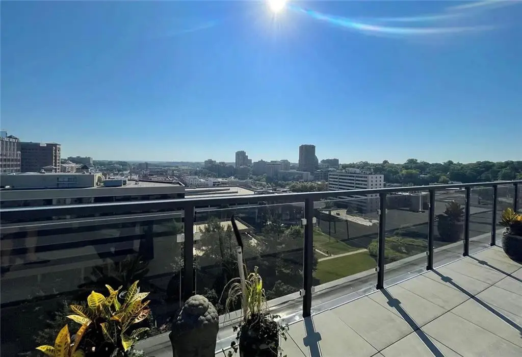 4712 P Roanoke Parkway Pkwy, Kansas City, MO 64112
