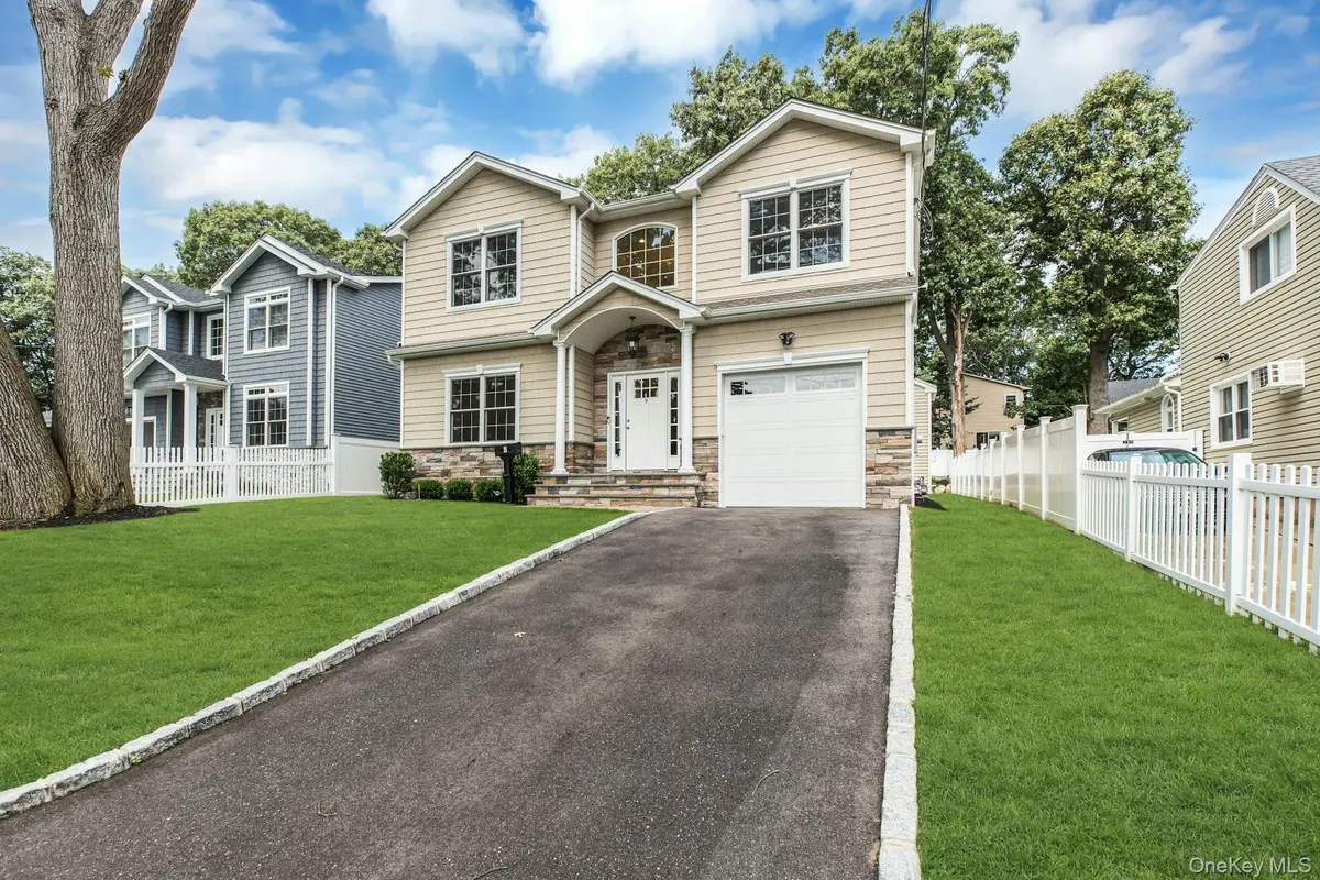 9 Hickory RD, Bayville, NY 11709