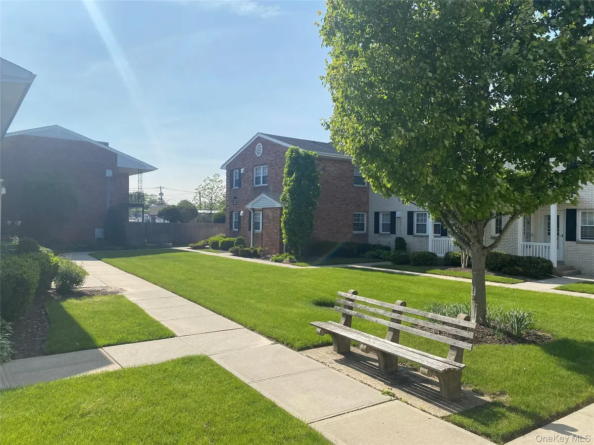 520 Kensington LN, Bethpage, NY 11714