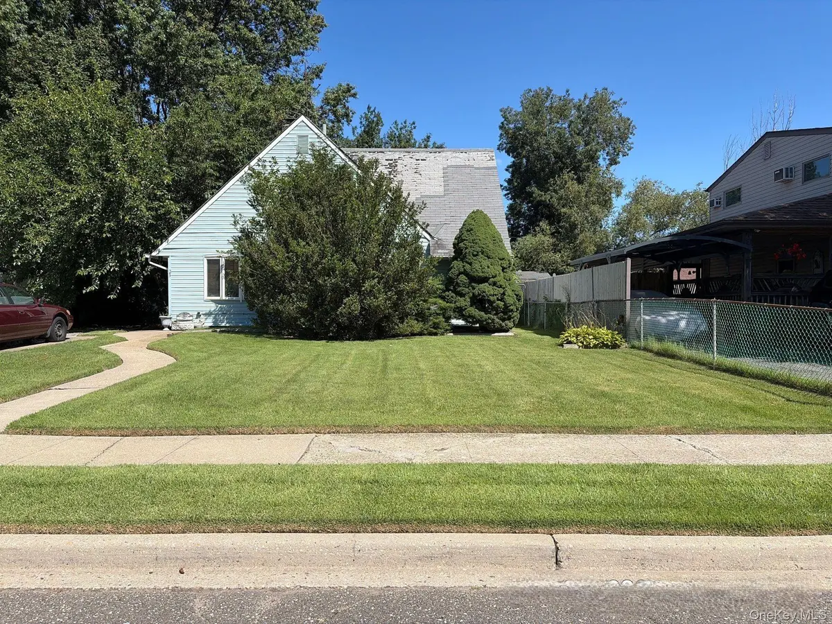 23 Saddler LN, Levittown, NY 11756