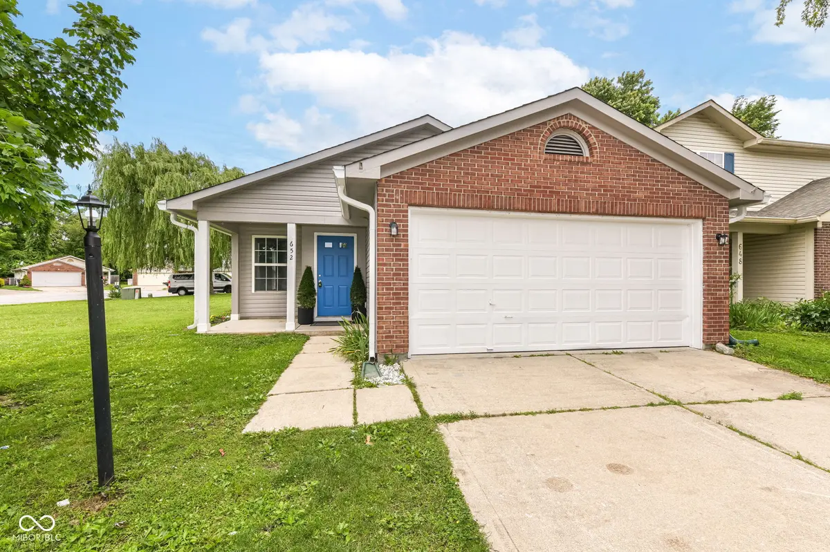652 Meadows Edge LN, Indianapolis, IN 46217
