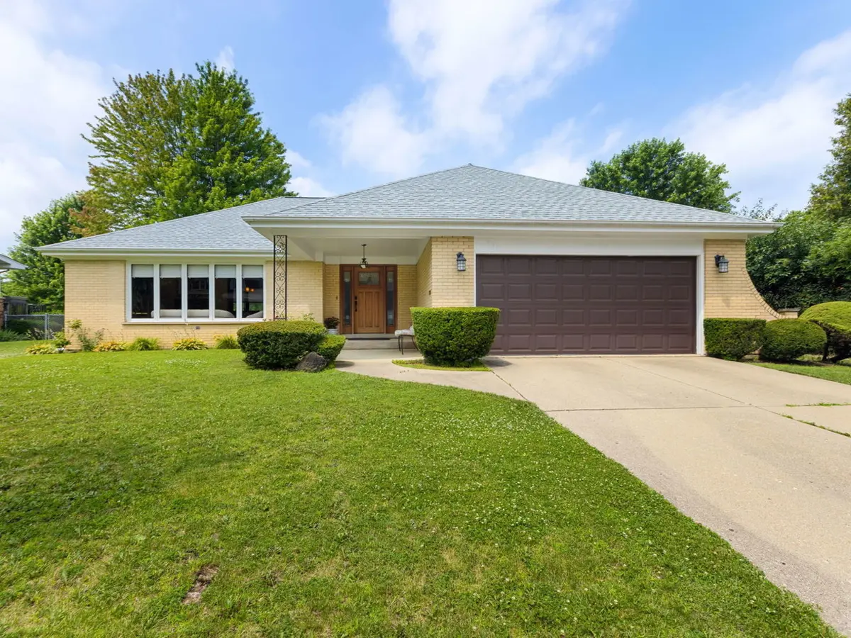 730 Castlewood LN, Deerfield, IL 60015