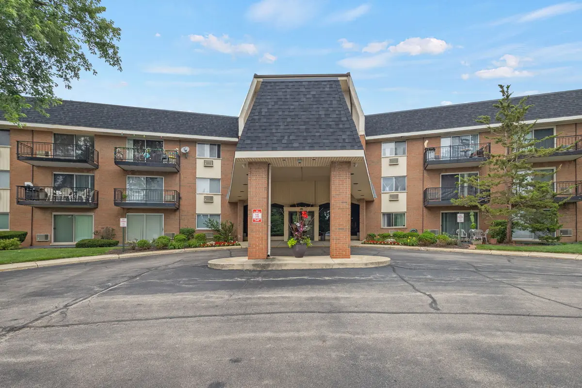 1198 Royal Glen DR #221, Glen Ellyn, IL 60137