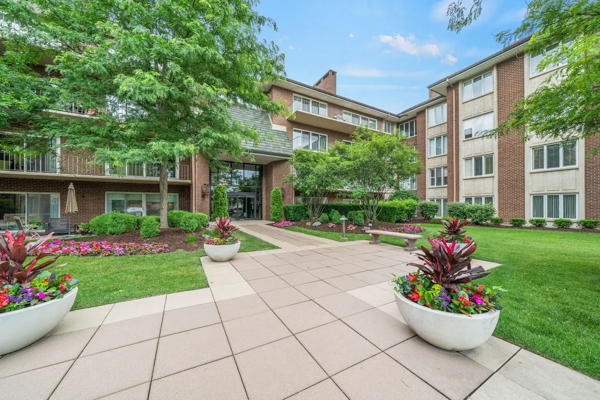 5 Oak Brook Club DR #P1N, Oak Brook, IL 60523