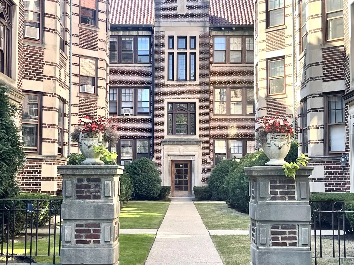 626 Sheridan RD #3, Evanston, IL 60202