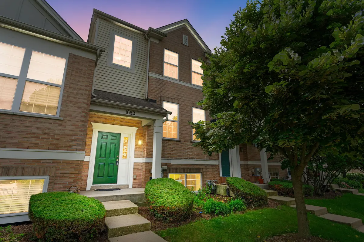 1682 Dogwood LN, Hanover Park, IL 60133