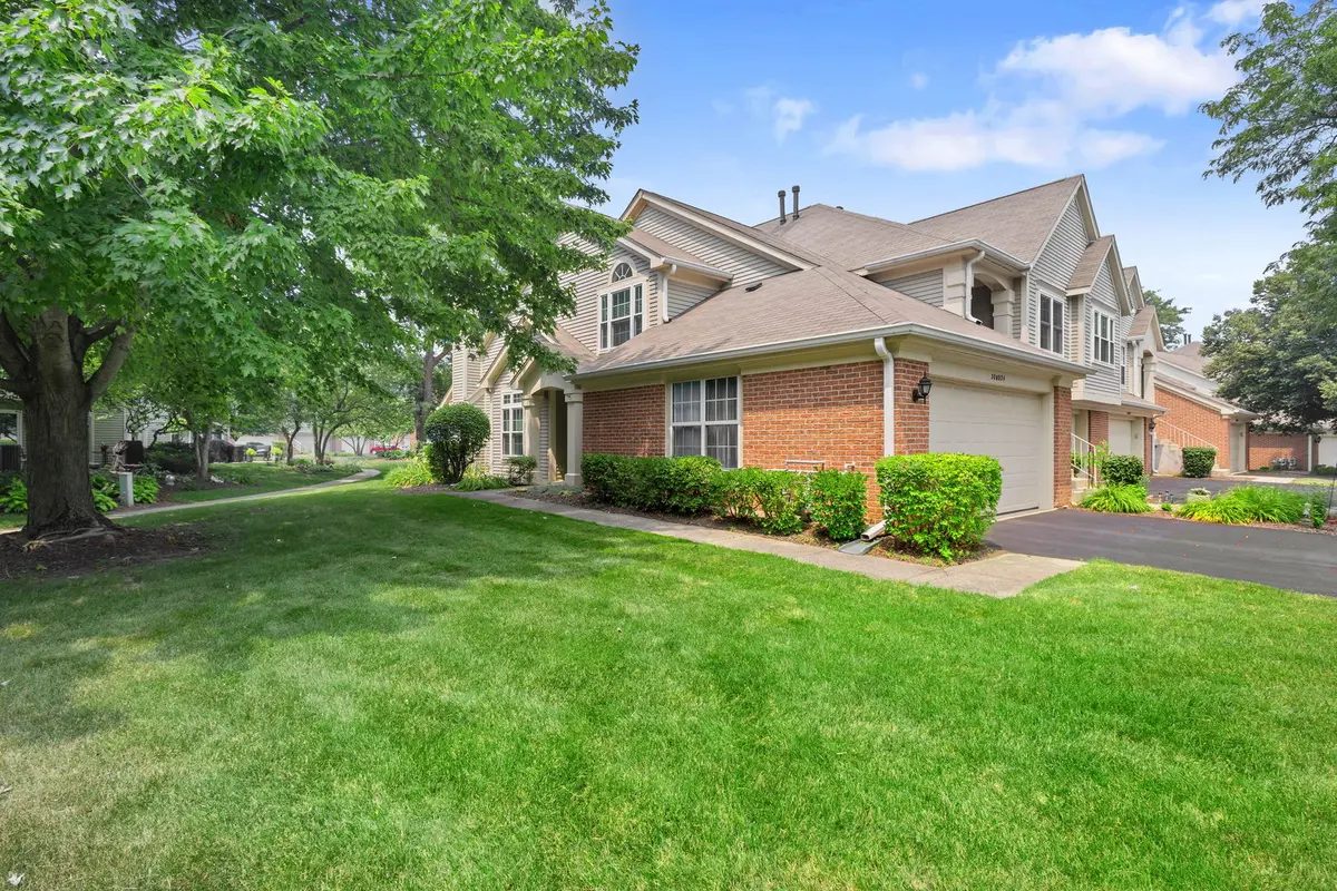 30W024 Cedar CT #024, Warrenville, IL 60555