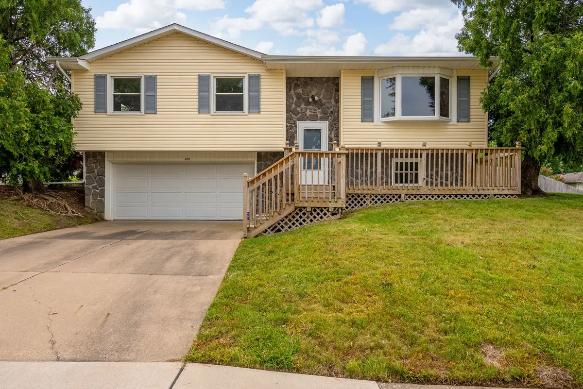 4105 Greenway DR, Davenport, IA 52804