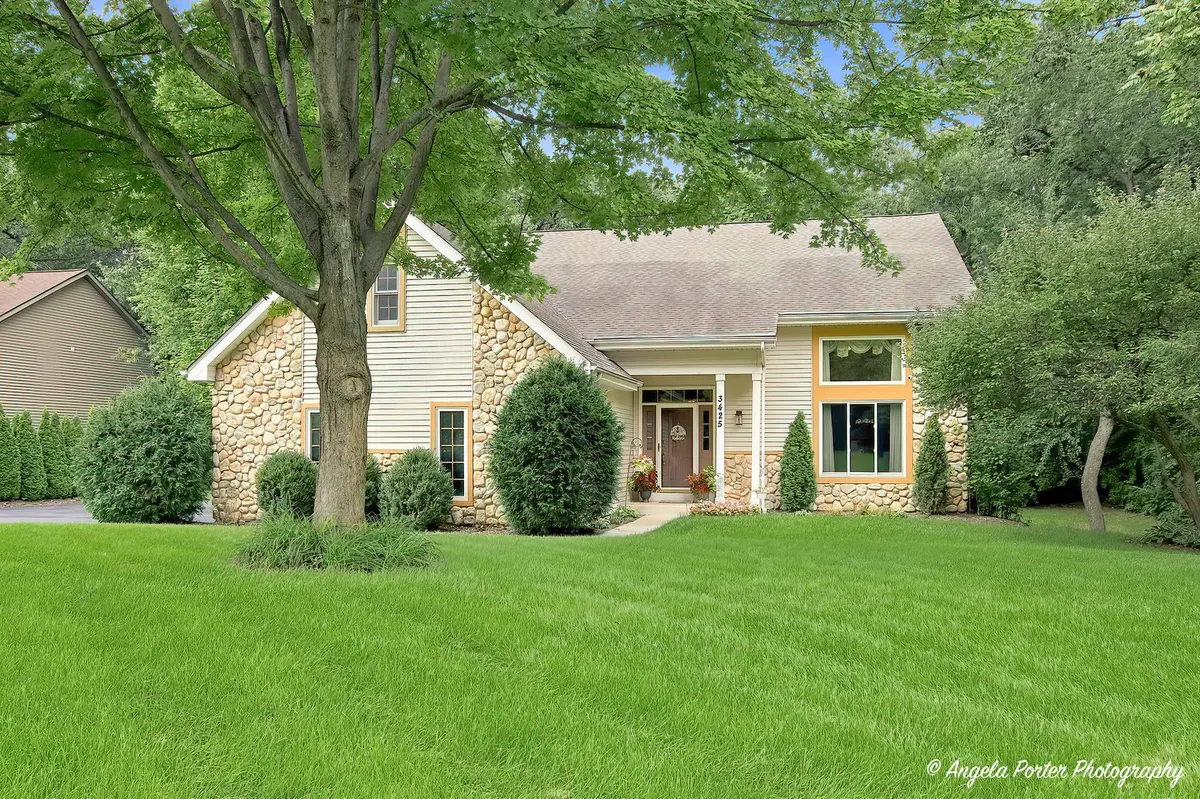 3425 Burr Oak LN, Island Lake, IL 60042