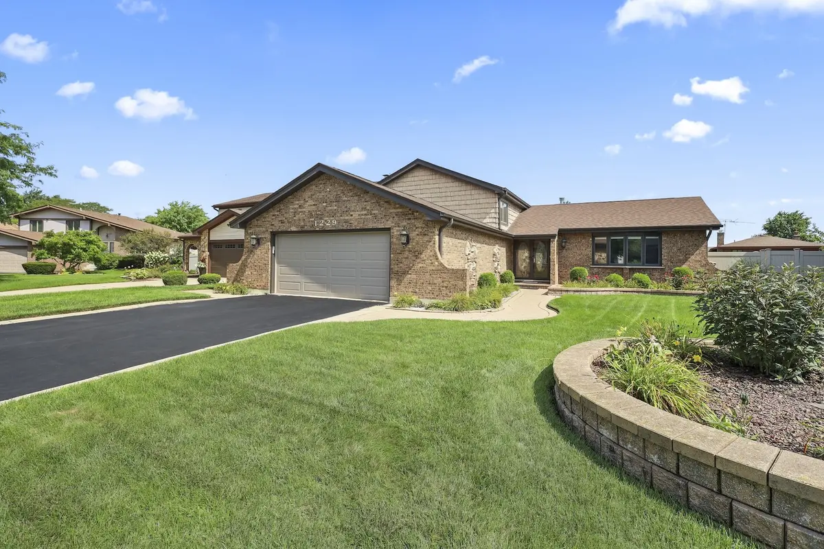 1229 Anvil CT, Addison, IL 60101