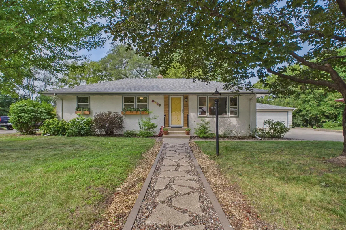 1731 Galtier ST, Roseville, MN 55113