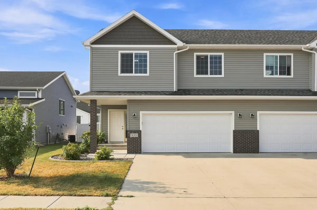 935 Eaglewood AVE W, West Fargo, ND 58078