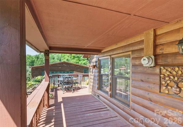 30 Clover LN, Burnsville, NC 28714