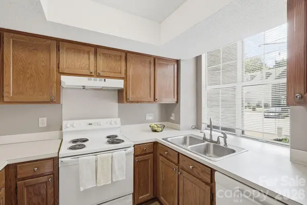 2954 Iron Gate LN, Charlotte, NC 28212