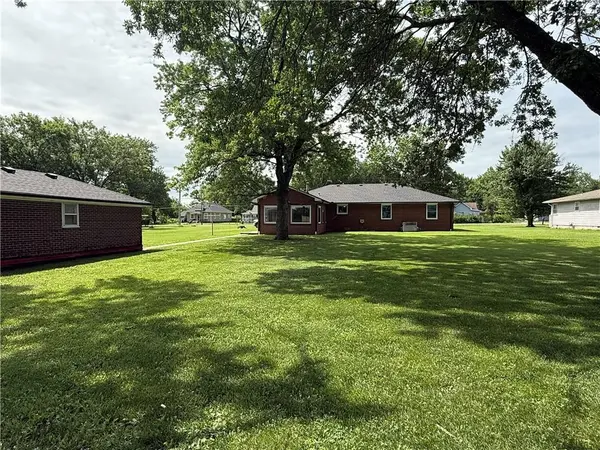 2002 W 4th ST, Pittsburg, KS 66762