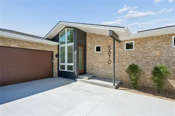 5870 Chateau CT, Parkville, MO 64152