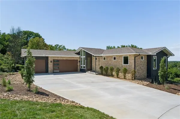 5870 Chateau CT, Parkville, MO 64152