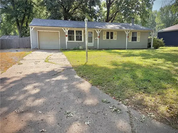 8747 Larsen ST, Overland Park, KS 66214