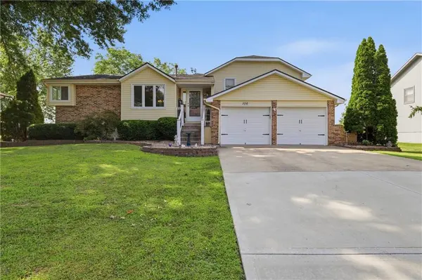 106 SE Williamsburg DR, Blue Springs, MO 64014