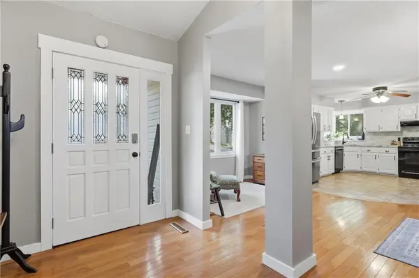 106 SE Williamsburg DR, Blue Springs, MO 64014