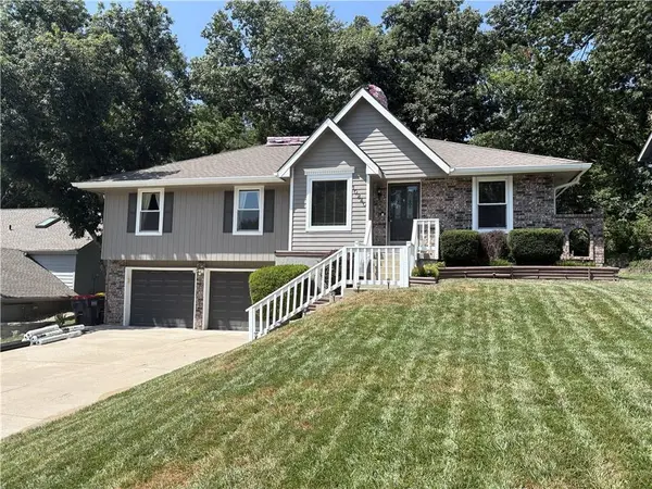 10240 NW 57th TER, Parkville, MO 64152