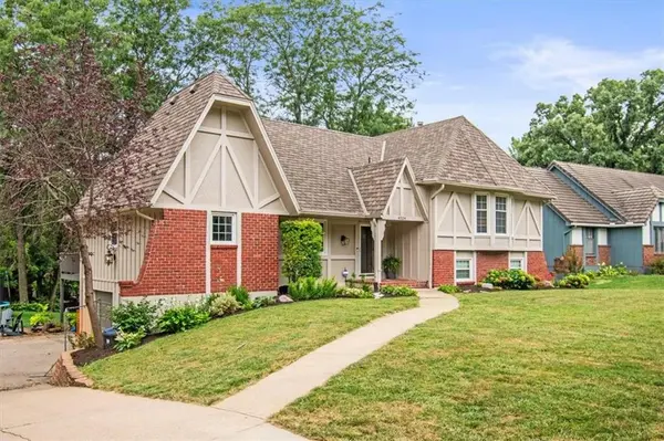 4524 NW Bramble TRL, Lee's Summit, MO 64064