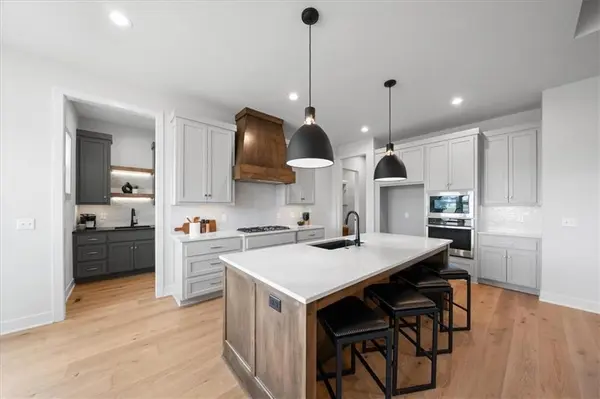 1805 SW Arbormist DR, Lee's Summit, MO 64082