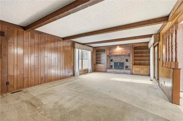 1125 E Sleepy Hollow DR, Olathe, KS 66062