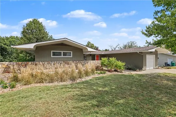 16 Overhill DR, Paola, KS 66071