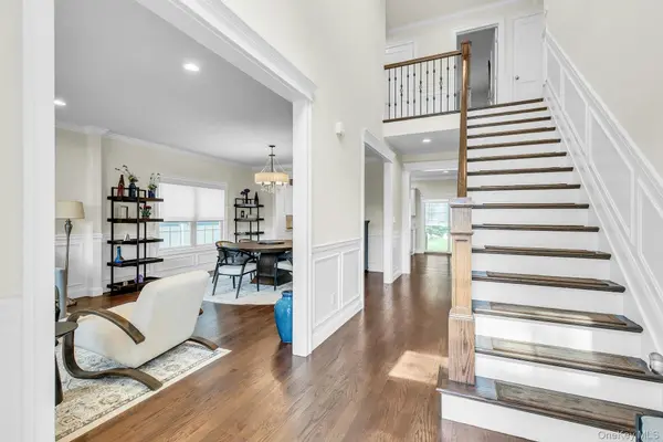 9 Hickory RD, Bayville, NY 11709