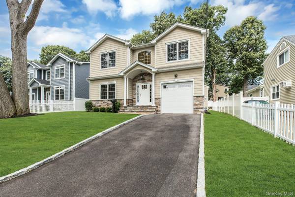 9 Hickory RD, Bayville, NY 11709