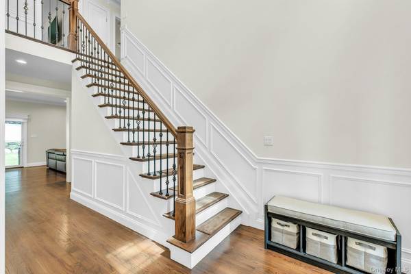 9 Hickory RD, Bayville, NY 11709