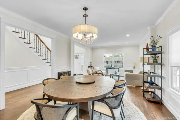 9 Hickory RD, Bayville, NY 11709