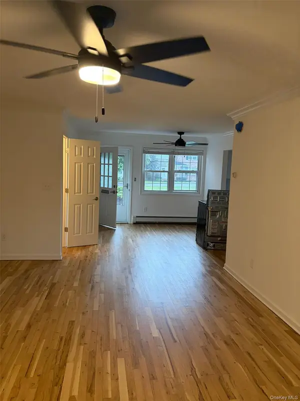 520 Kensington LN, Bethpage, NY 11714