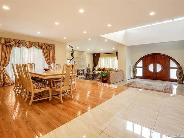 5 Woodfield LN, Old Brookville, NY 11545