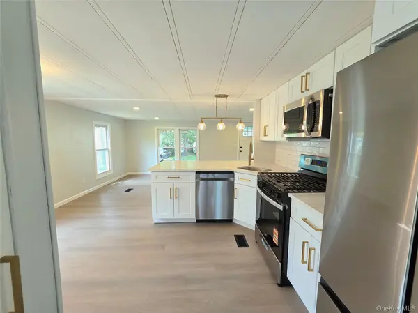 525 Riverleigh AVE #221, Riverhead, NY 11901