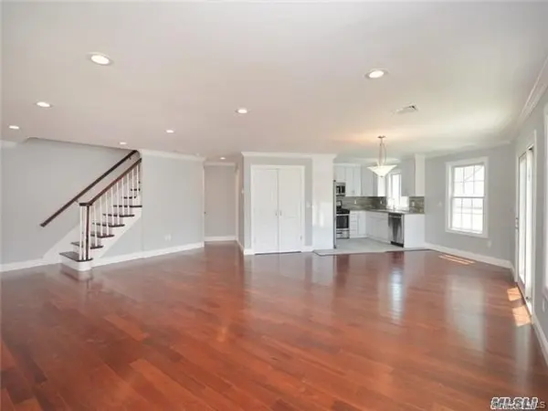 12 Nesaquake AVE, Port Washington, NY 11050