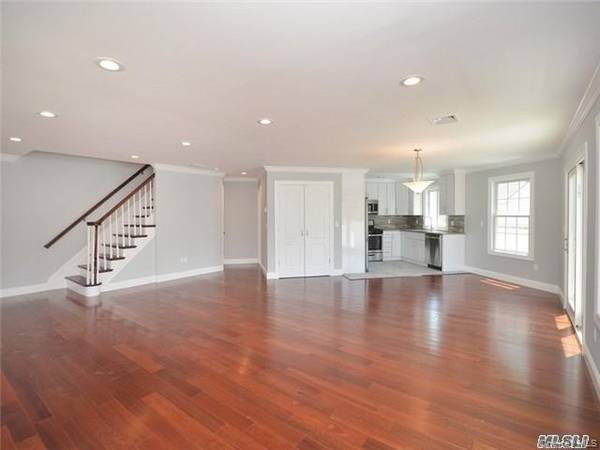 12 Nesaquake AVE, Port Washington, NY 11050