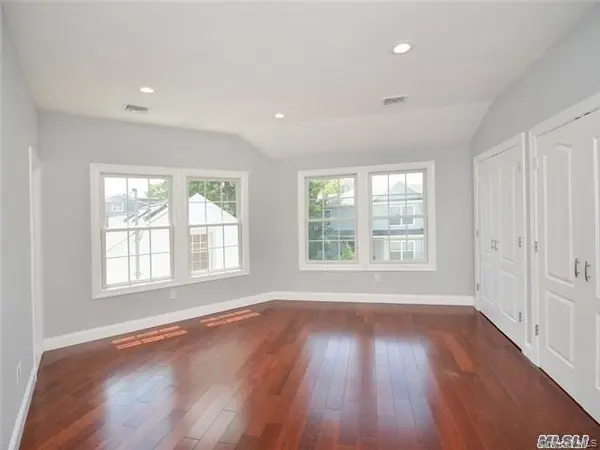12 Nesaquake AVE, Port Washington, NY 11050