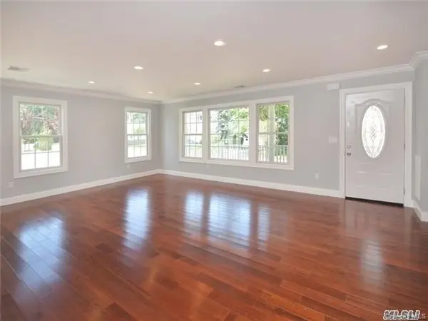 12 Nesaquake AVE, Port Washington, NY 11050