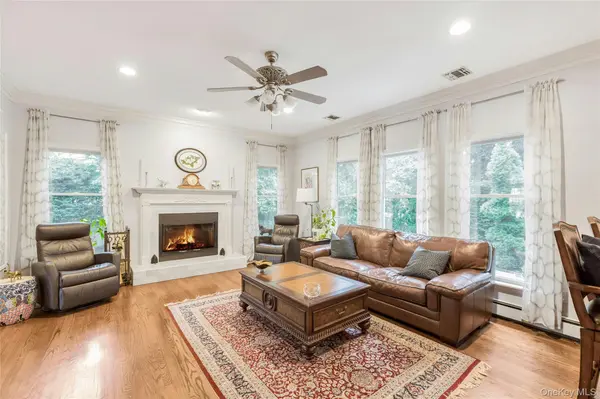 14 Cobbler LN, East Setauket, NY 11733