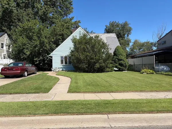23 Saddler LN, Levittown, NY 11756
