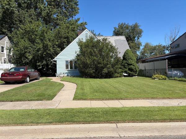 23 Saddler LN, Levittown, NY 11756